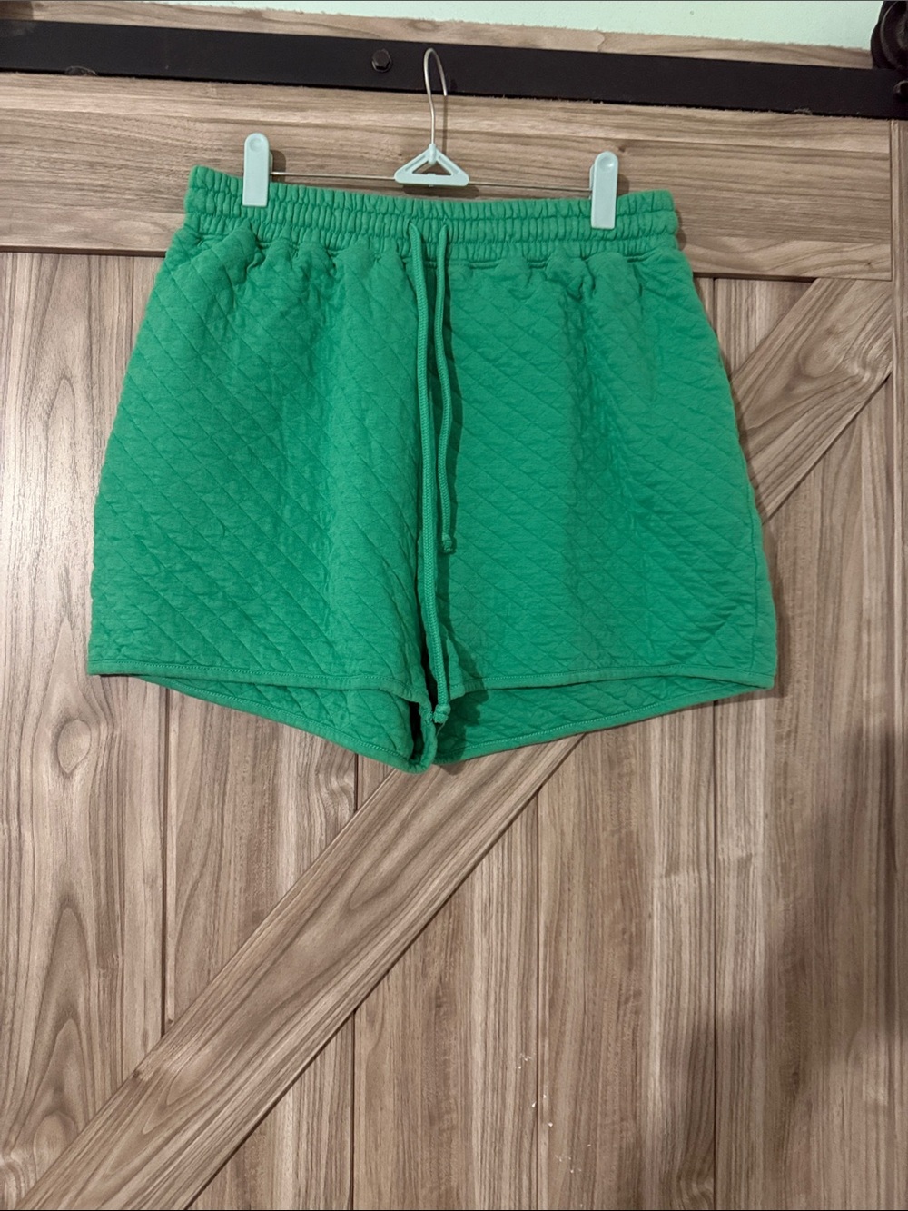 PrettyLittleThing Quilted Drawstring Athletic Shorts in Green